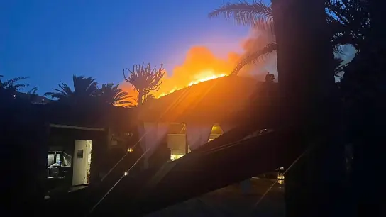 Flammen hinter der Villa von Giorgio Armani,. (Foto: Hons/Armani Press Office/AP/dpa)