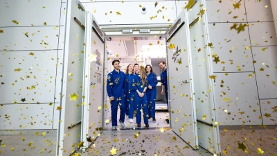Die sechs Testpersonen verlassen nach 100 Tagen die Simulationsanlage. (Foto: ---/Deutsches Zentrum für Luft- und Raumfahrt e.V. (DLR)/dpa)