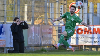 Im Fokus: Patrick Kroiß (hier in einem Heimspiel) machte mit seinem Tor kurz vor Schluss das Spiel in Buchbach noch einmal spannend.  (Foto: Martin Rügner)