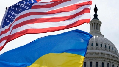 Die US-amerikanische und die ukrainische Flagge wehen vor dem Kapitol in Washington im Wind. Das Pentagon will Kiew bei der Luftverteidigung unterstützen und auch Artilleriemunition liefern. (Foto: Mariam Zuhaib/AP/dpa)