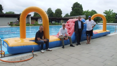 Normalerweise ist die neue Spielinsel im Schwimmerbecken des Feuchtwanger Freibads platziert. Für das Foto mit (von links) drittem Bürgermeister Herbert Lindörfer, Bürgermeister Patrick Ruh, Stefan Fink von der Sparkassenstiftung Ansbach sowie Betriebsleiter Heiko Hercher wurde sie an den Beckenrand gezogen. (Foto: Jasmin Kiendl)