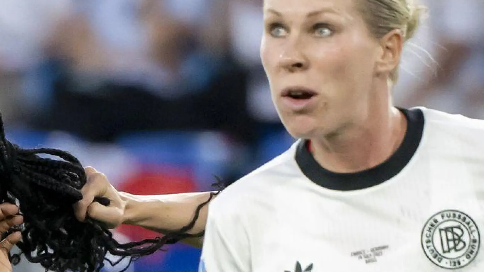 Nach ihrem Aussetzer gegen Griedge Mbock Bathy könnte die EM für Kathrin Hendrich (hinten rechts) beendet sein. (Foto: Georgios Kefalas/KEYSTONE/dpa)