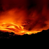 Flugverkehr auf Sizilien beeinträchtigt: Der Ätna stößt nun schon mehrere Tage in Folge große Mengen Asche und Lava aus. (Foto: Simone Genovese/AP/dpa-tmn)