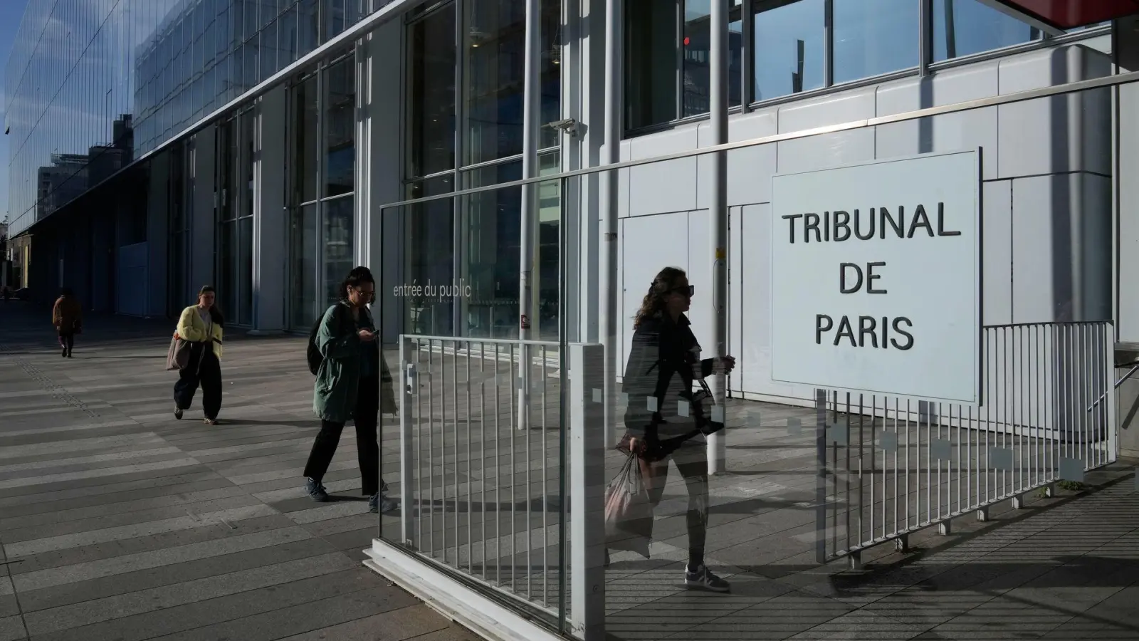 Musk und Yaccarino sind nicht zu einer Vorladung der Pariser Staatsanwaltschaft erschienen. (Foto: Michel Euler/AP/dpa)