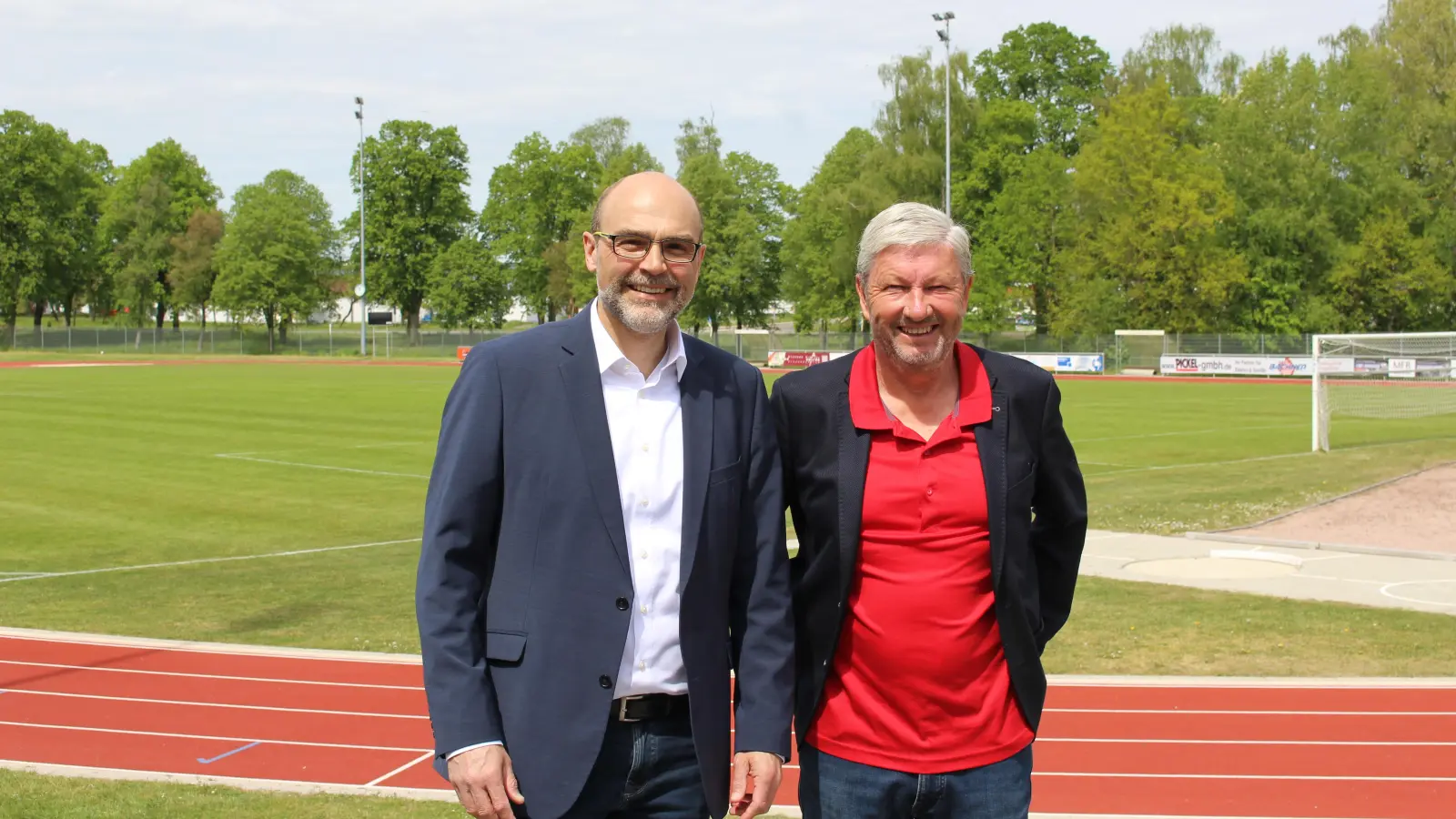 Bürgermeister Markus Liebich und TVL-Vorstand Rüdiger Schuler (v.l.) freuen sich über die gelungene Sanierung. (Foto: Simone Hartmann)