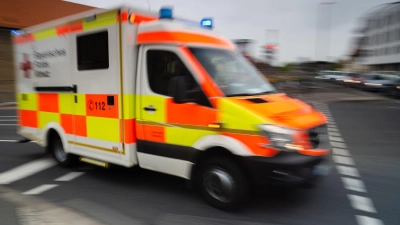 Rettungskräfte bringen die Frau in eine Klinik. (Symbolbild) (Foto: Nicolas Armer/dpa)
