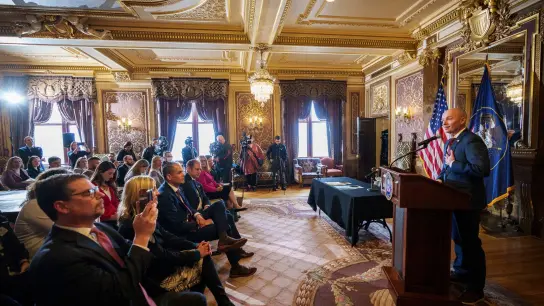 Gouverneur Spencer Cox spricht bei einer Zeremonie im Kapitol in Salt Lake City. (Foto: Trent Nelson/The Salt Lake Tribune/AP/dpa)