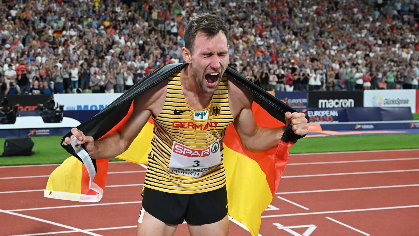 Niklas Kaul feiert mit der deutschen Fahne. (Foto: Sven Hoppe/dpa)