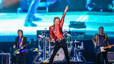 Mick Jagger (M), Ronnie Wood (l) und Keith Richards rockten die Bühne in Madrid. (Foto: Manu Fernandez/AP/dpa)