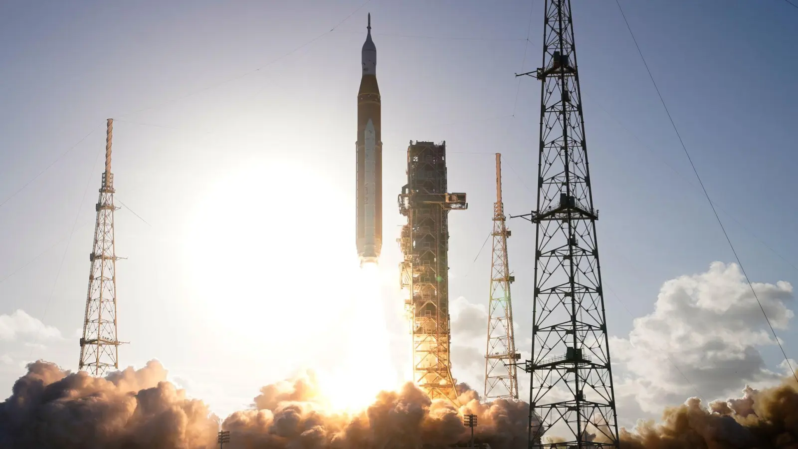 Drööööhn, da hebt sie ab! Wer sich den Verlauf der Artemis-2-Mission ansehen will, kann das bei der US-Raumfahrtbehörde Nasa im Web und per App tun. (Foto: Chris O'Meara/AP/dpa-tmn)