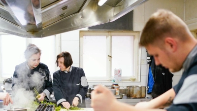 Mitarbeiter in der Küche einer Gaststätte. (Foto: Uwe Anspach/dpa/Symbolbild)
