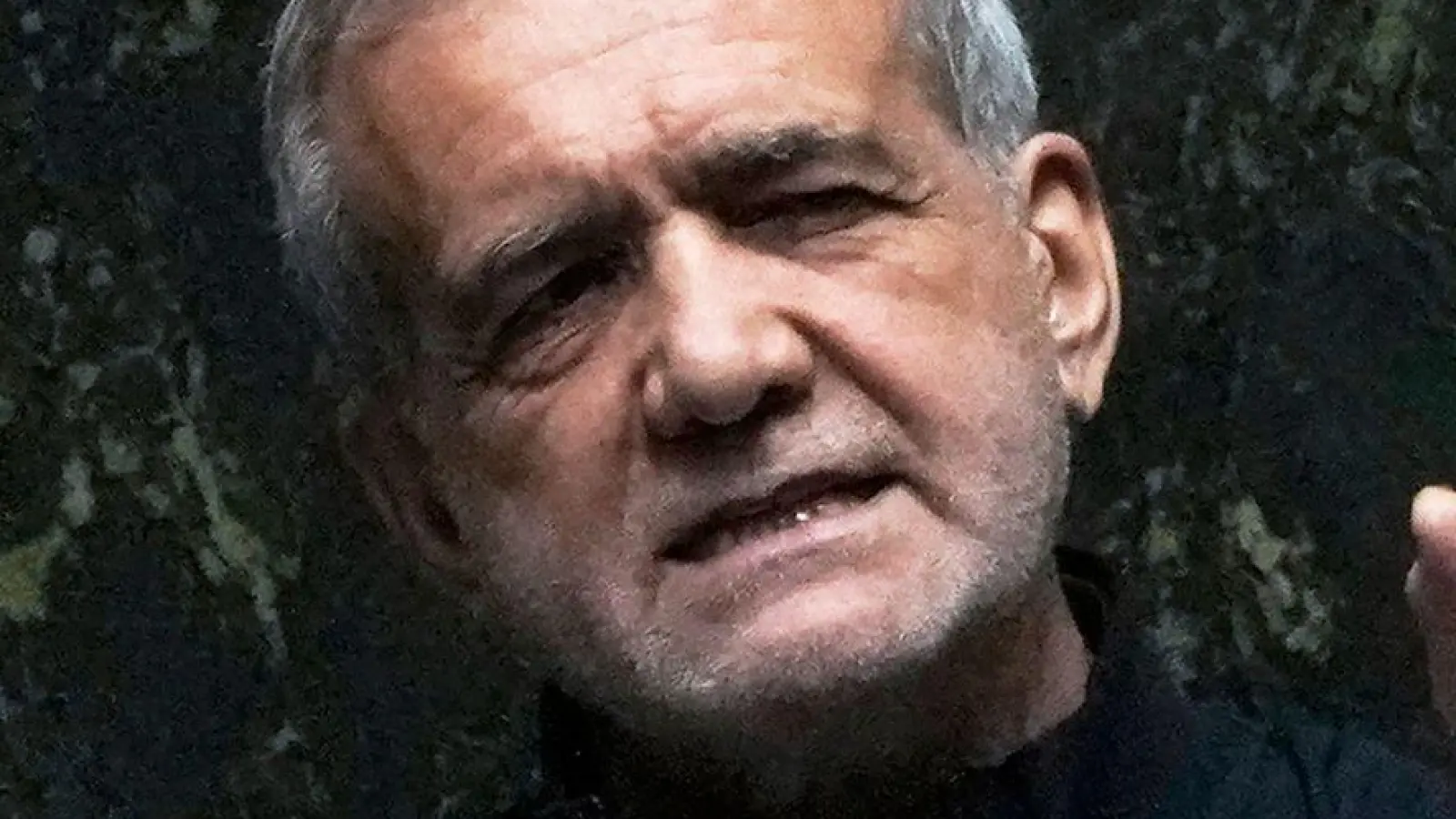 Peseschkian soll im Krieg zwischen dem Iran und Israel am Bein verletzt worden sein. (Archivbild) (Foto: Vahid Salemi/AP/dpa)