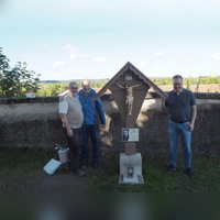Michael Lautenschlager und Baldur Küstner von der katholischen Kirchenverwaltung haben zusammen mit Kirchenpfleger Manfred Binder (von links) das Priestergrab auf dem Feuchtwanger Friedhof hergerichtet. (Foto: Erich Herrmann)