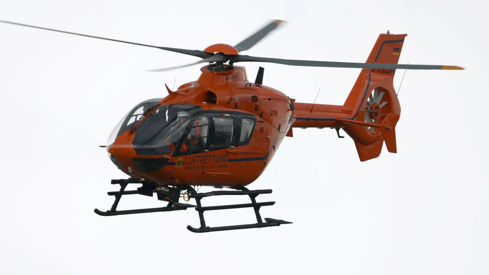 Ein Hubschrauber brachte den Fahrradfahrer ins Krankenhaus. (Symbolbild) (Foto: Oliver Berg/dpa)