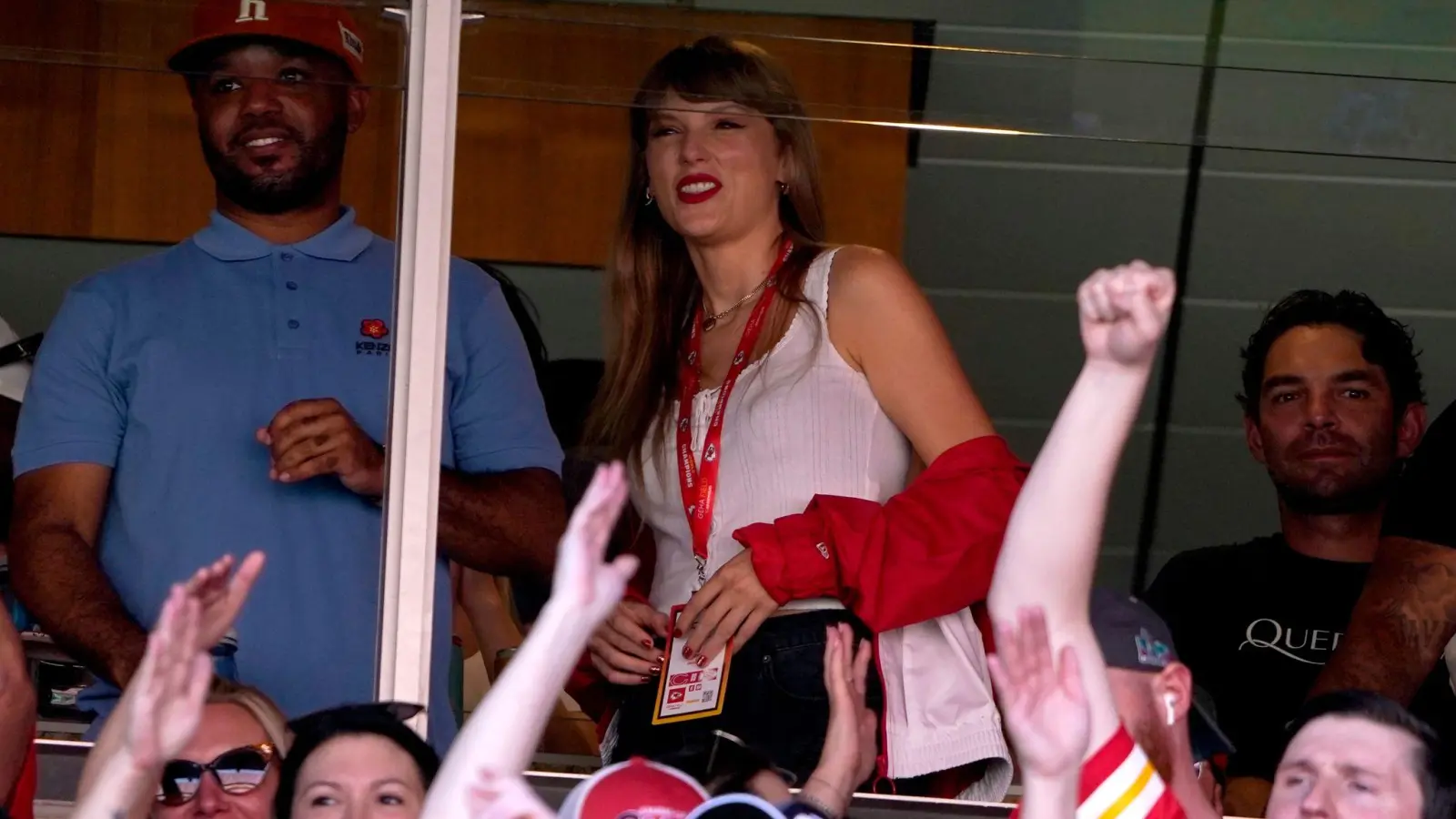 Ist Taylor Swift Fan der der Kansas City Chiefs oder von NFL-Spieler Travis Kelce? (Foto: Ed Zurga/AP/dpa)