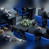 Eis Gesteck lag auf dem Platz des verstorbenen Abgeordneten Carsten Träger vor der Regierungsbefragung im Plenum des Bundestags. (Foto: Michael Kappeler)