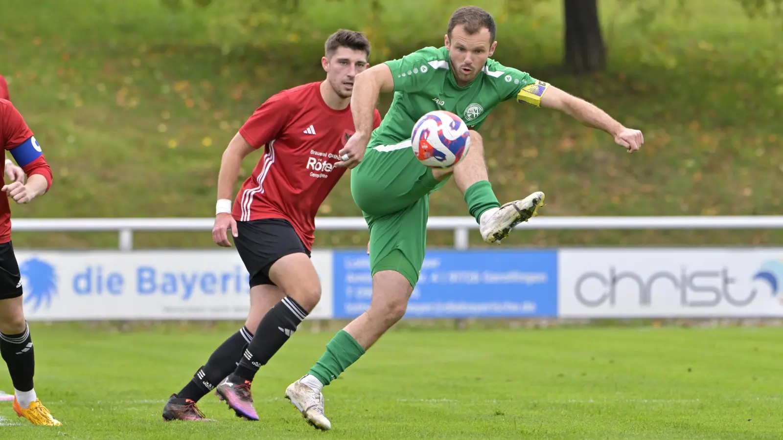 Das sieht nach einer nicht ganz einfachen, aber sauberen Ballmitnahme aus: Kai Regner von der SG Herrieden im Spiel gegen den SC Aufkirchen, das die SG mit 2:1 gewann. (Foto: Martin Rügner)