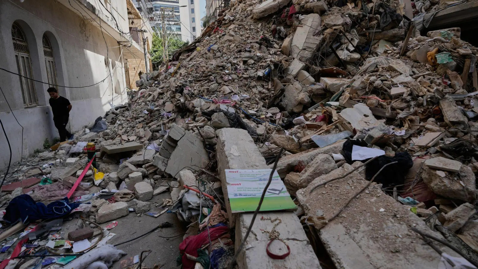 Die israelischen Angriffe haben im Libanon viel Zerstörung angerichtet. (Foto: Hussein Malla/AP/dpa)