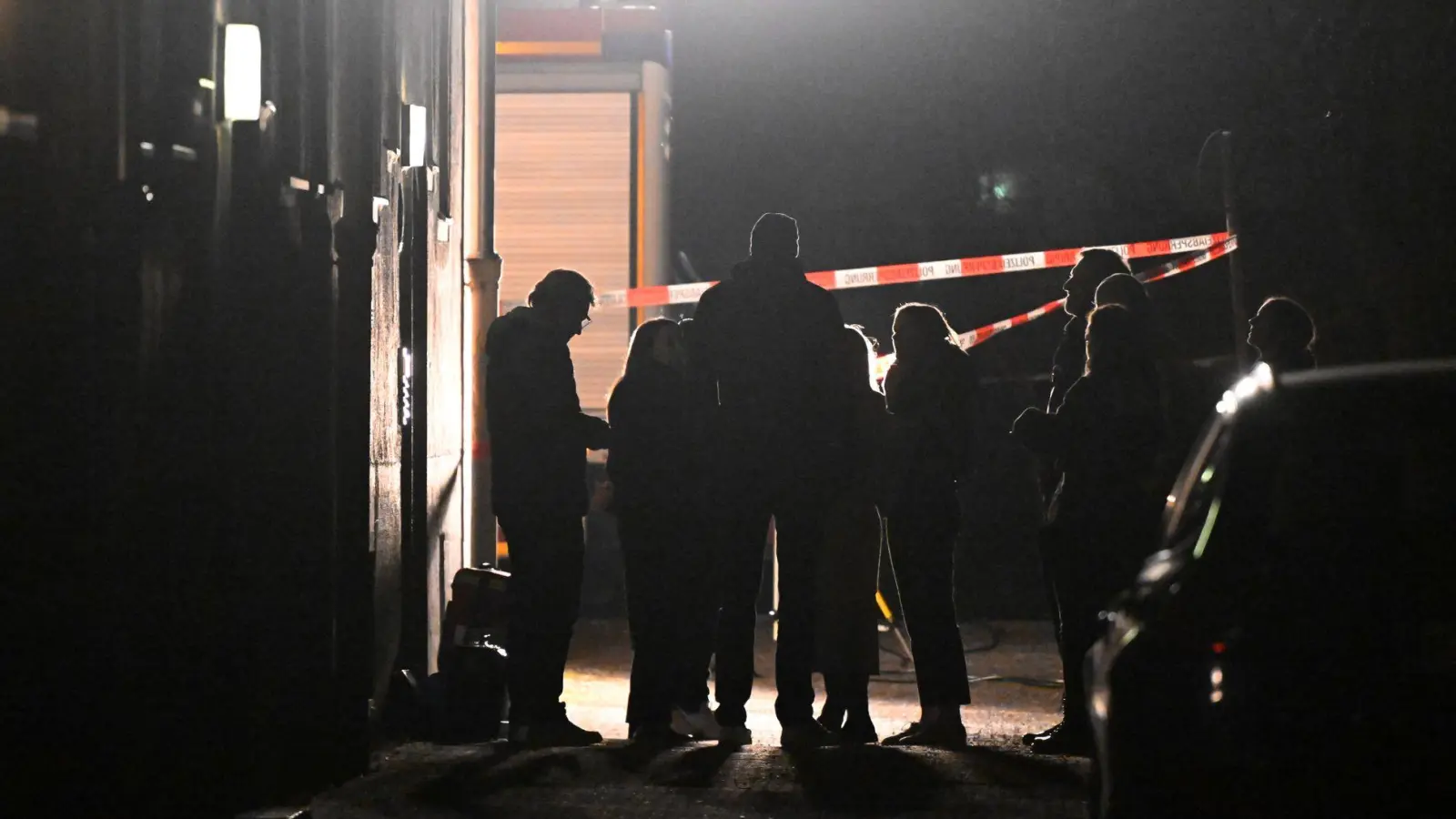 Polizeibeamte, Kriminalpolizei, Spurensicherung und Staatsanwaltschaft stehen vor einem Haus, in dem eine Frau tot aufgefunden worden war. (Foto: Felix Hörhager/dpa)