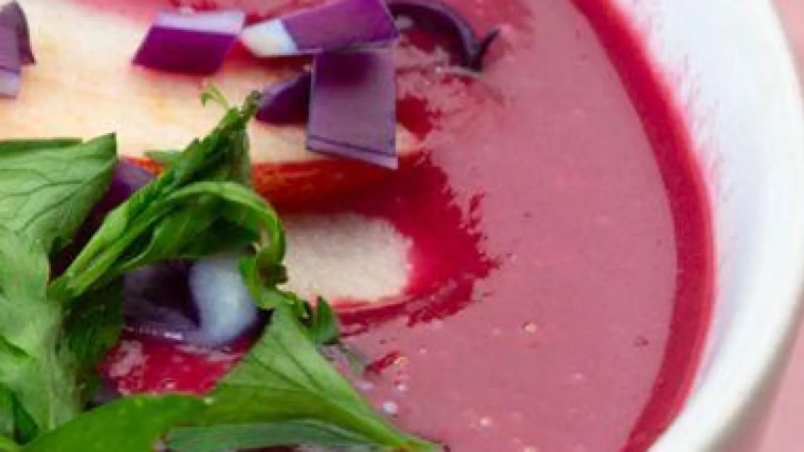 Rotkohl muss nicht immer klassisch geschmort werden: Auch als Suppe mit Apfel und Kokosmilch bringt er Abwechslung auf den Tisch. (Foto: Ariane Bille/BVEO/dpa-tmn)