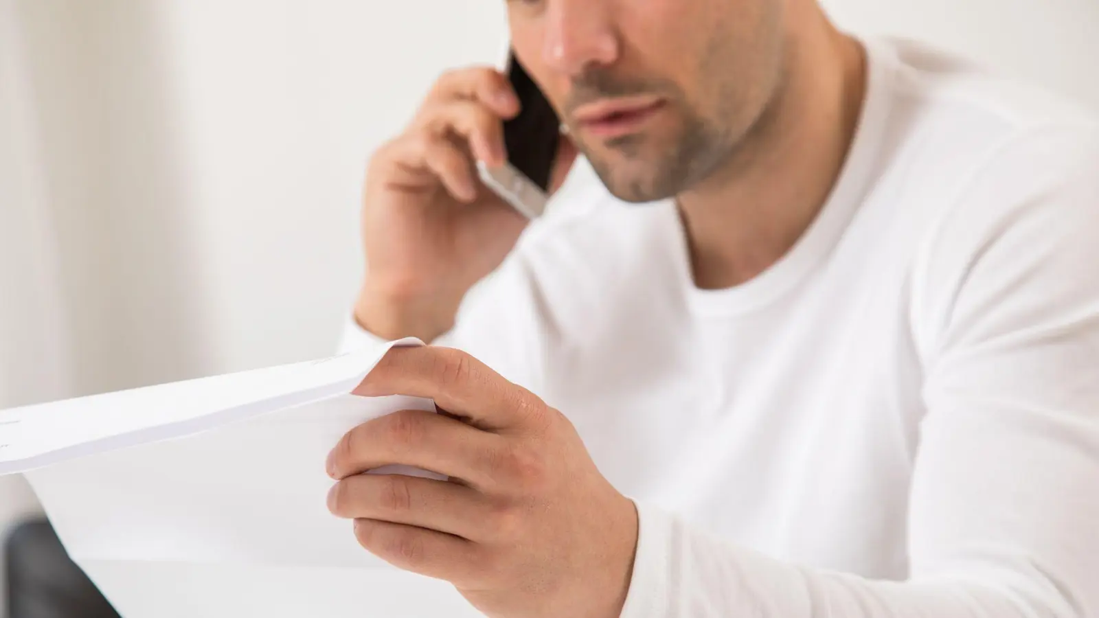 Die Verdachtskündigung muss schriftlich erfolgen. Und wie bei jeder anderen Kündigung kann sich der Arbeitnehmer beim Betriebsrat Unterstützung holen. (Foto: Christin Klose/dpa-tmn)