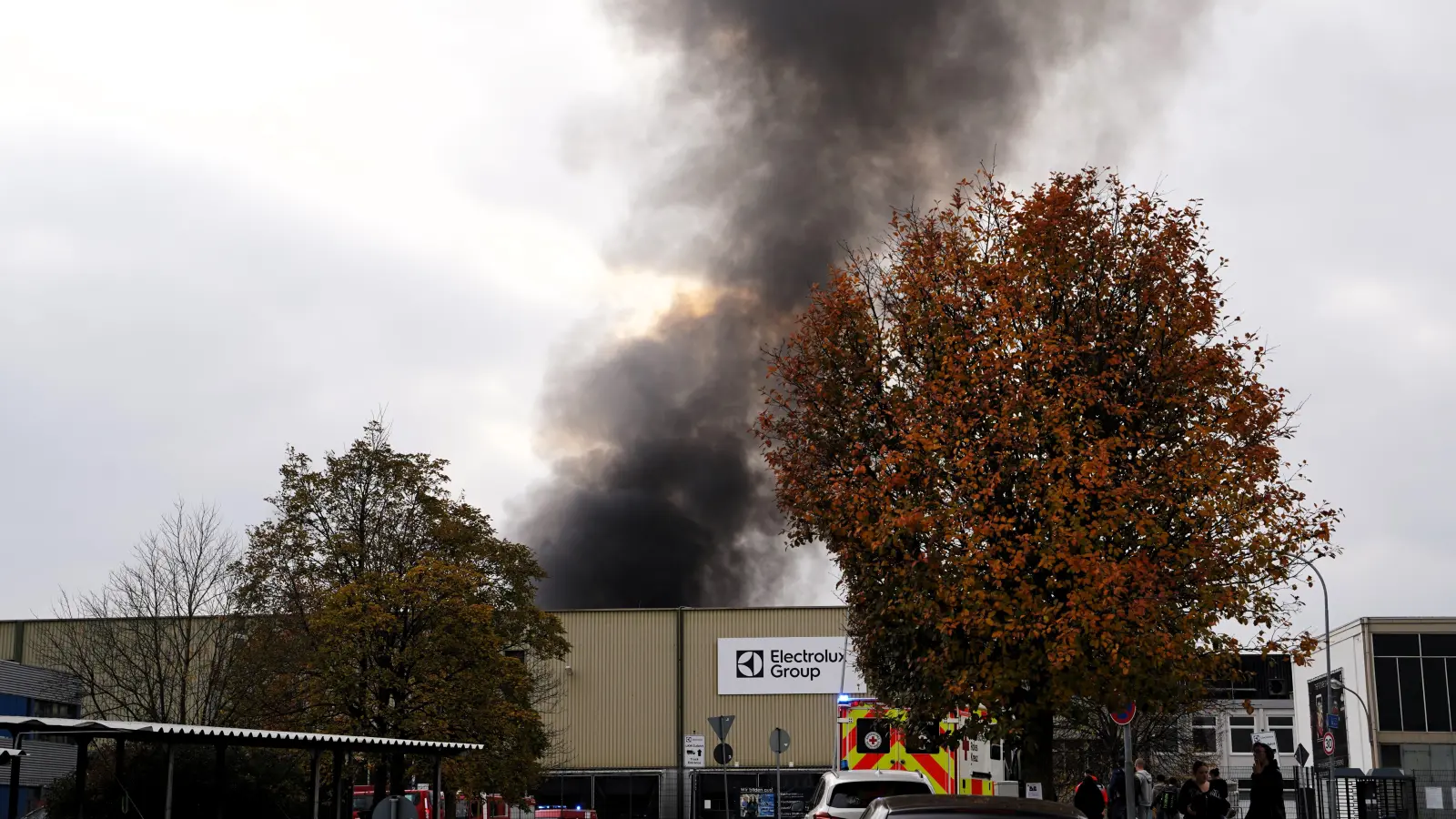 Das Urteil gegen den Electrolux-Brandstifter ist gesprochen. Das Foto entstand während des zweiten Feuers im Oktober 2024. (Foto: Simone Hedler)