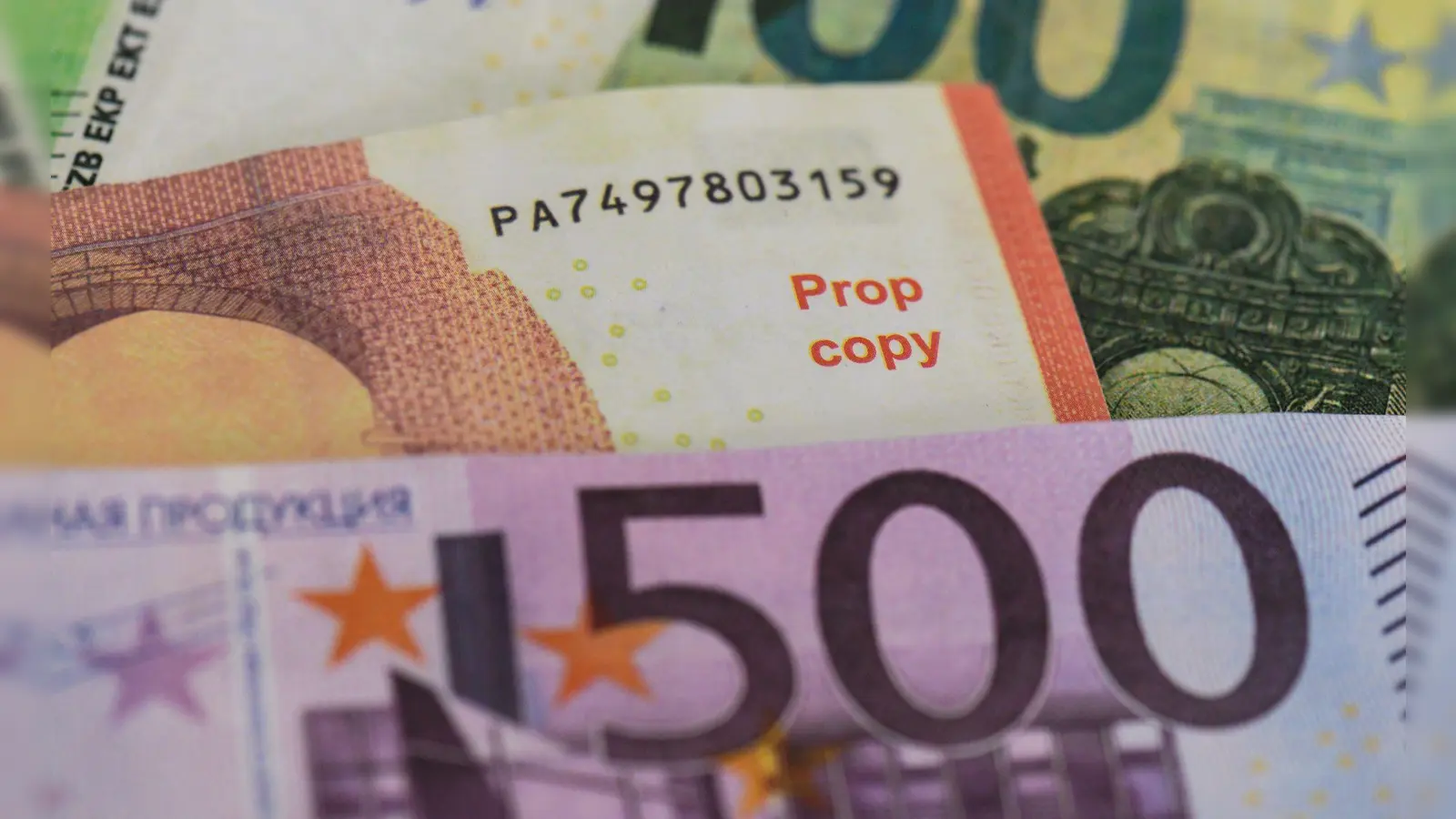 Ermittler aus Ingolstadt haben eine Falschgeld-Werkstatt ausgehoben. (Symbolbild) (Foto: Boris Roessler/dpa)