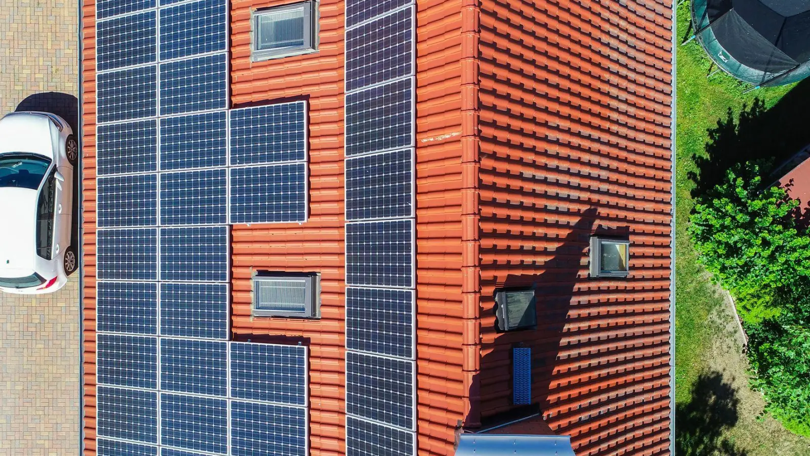 Der Anstieg der Öl- und Benzinpreise führt zu verstärkter Nachfrage nach Solaranlagen und Elektroautos. (Symbolbild) (Foto: Patrick Pleul/dpa-Zentralbild/dpa)