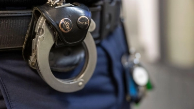 Ein Mann soll in Herrieden am Mittwoch unter anderem Polizisten beleidigt haben. (Symbolbild: Peter Kneffel/dpa)