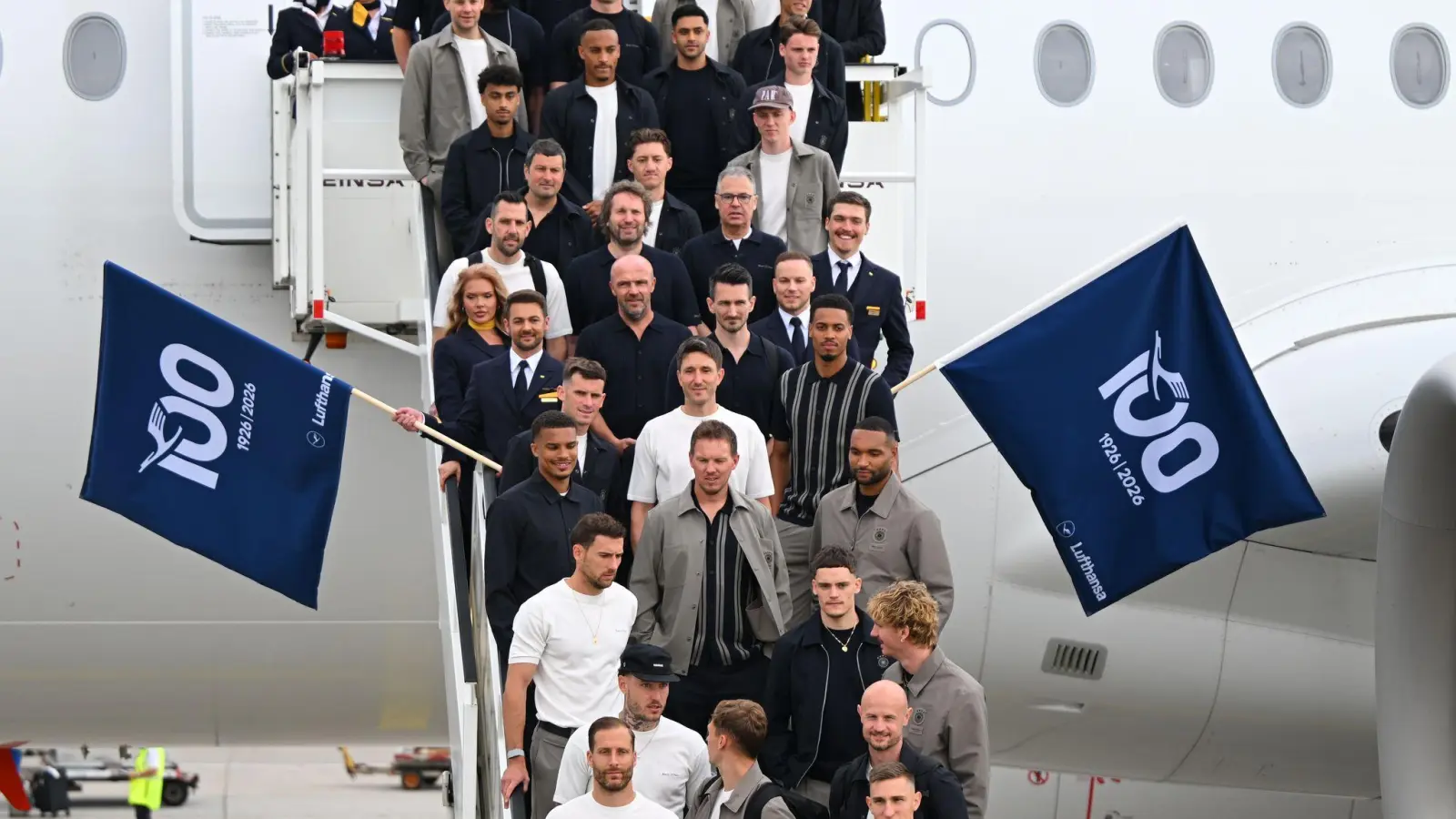 Los geht's: Die Nationalspieler und Bundestrainer Julian Nagelsmann auf der Gangway. (Foto: Florian Wiegand/dpa)