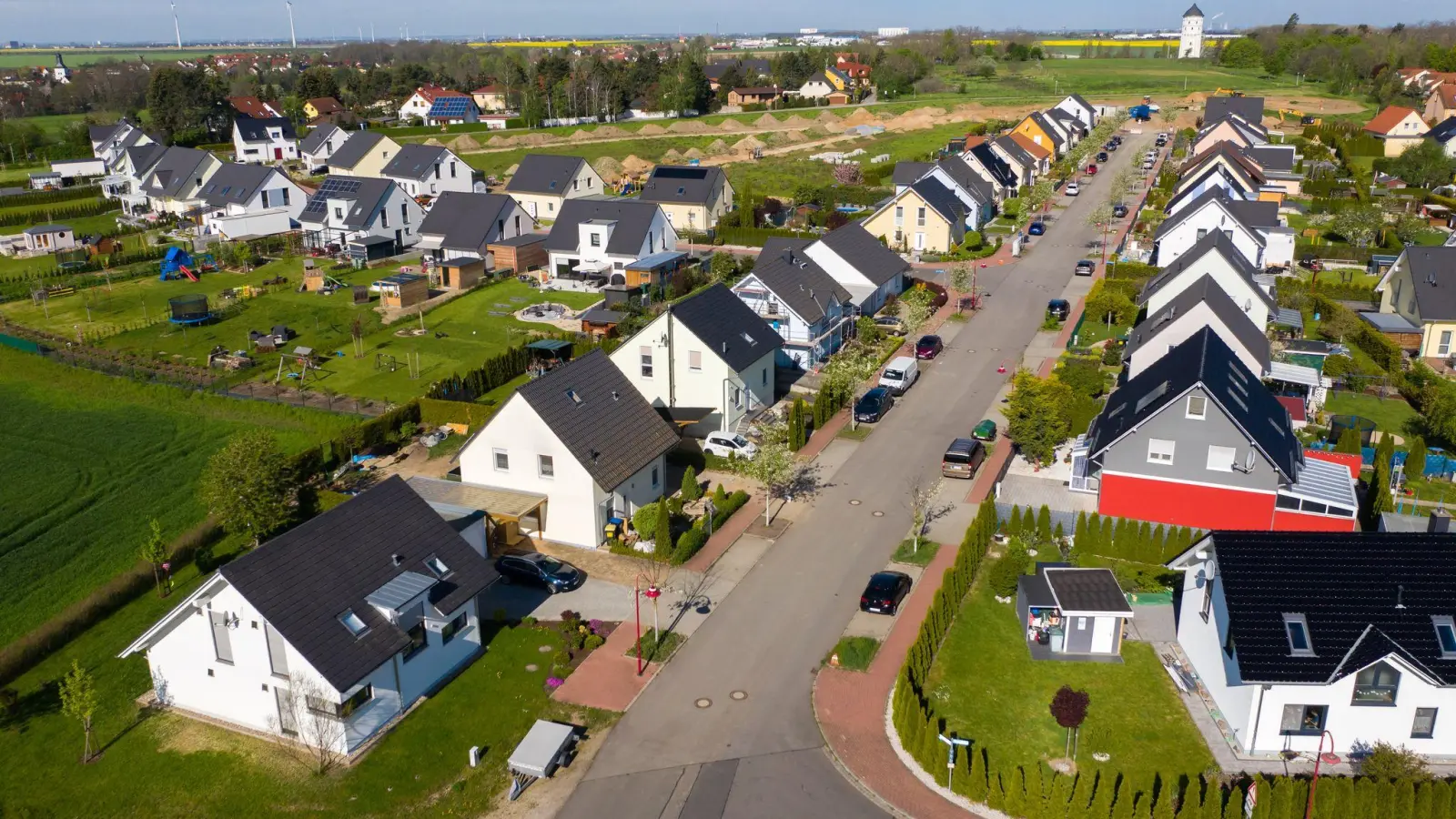 Eigenheime sind gefragt: Die Preise zogen 2025 deutlich an. (Archivbild) (Foto: Jan Woitas/dpa-Zentralbild/dpa)