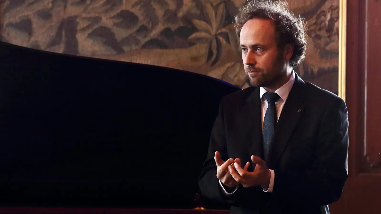 Erläutert sein Programm: der Pianist Alexander Schimpf. (Foto: Thomas Wirth)