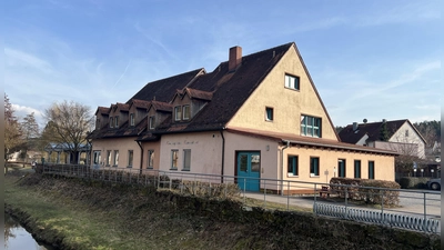 Zwar steht noch Kindergarten Kunterbunt drauf, seit Sommer 2024 heißt die Einrichtung am Rathaus jedoch Kita Abenteuerland. Da die Anmeldezahlen rückläufig sind, wird sie voraussichtlich im September nicht wieder geöffnet. (Foto: Yvonne Neckermann)