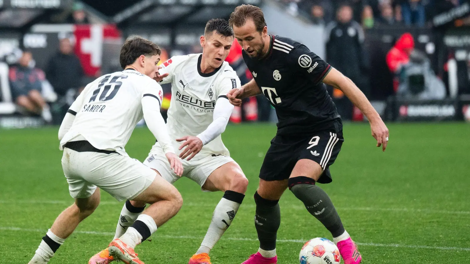 Für Kane (r) gab es diesmal kein Durchkommen. (Foto: Marius Becker/dpa)