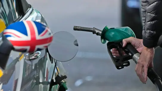 Ein Mann betankt ein Auto an einer Londoner Tankstelle. Die wirtschaftliche Lage ist im Land so mies wie lange nicht mehr. (Foto: Frank Augstein/AP/dpa)