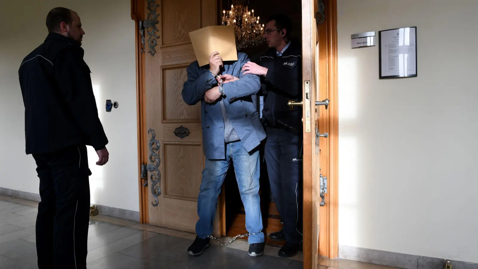 Weil er drei Menschen getötet hat, wurde der Mann zu lebenslanger Haft verurteilt. (Archivbild)  (Foto: Stefan Puchner/dpa)