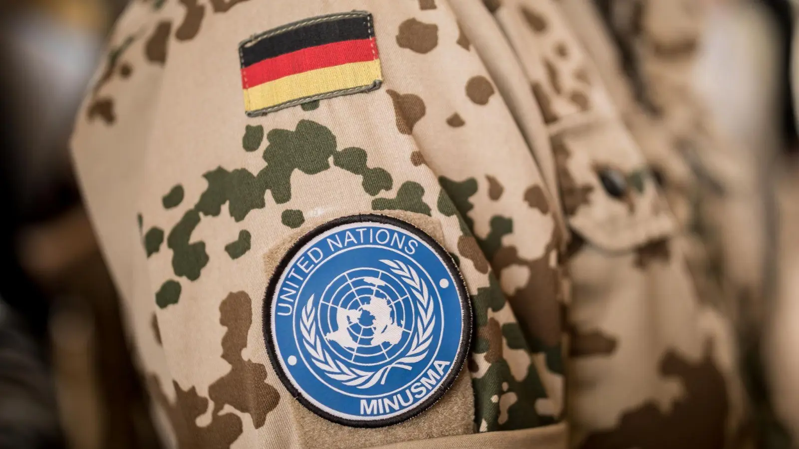 Das Abzeichen der Vereinten Nationen auf dem Ärmel eines Bundeswehrsoldaten. (Foto: picture alliance / Michael Kappeler/dpa)