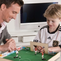 Mini-WM-Stadion selbstgemacht: Das Papp-Stadion lässt sich nach dem Spiel dank Klettband sogar flach zusammenlegen. (Foto: -/Tesa/DIY Academy/dpa-tmn)