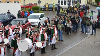 Vor der Brauerei Hauf gibt’s ein Standkonzert der Blasmusik Großohrenbronn und alle Abordnungen warten dort auf den Einzug ins Festzelt. (Foto: Peter Tippl)