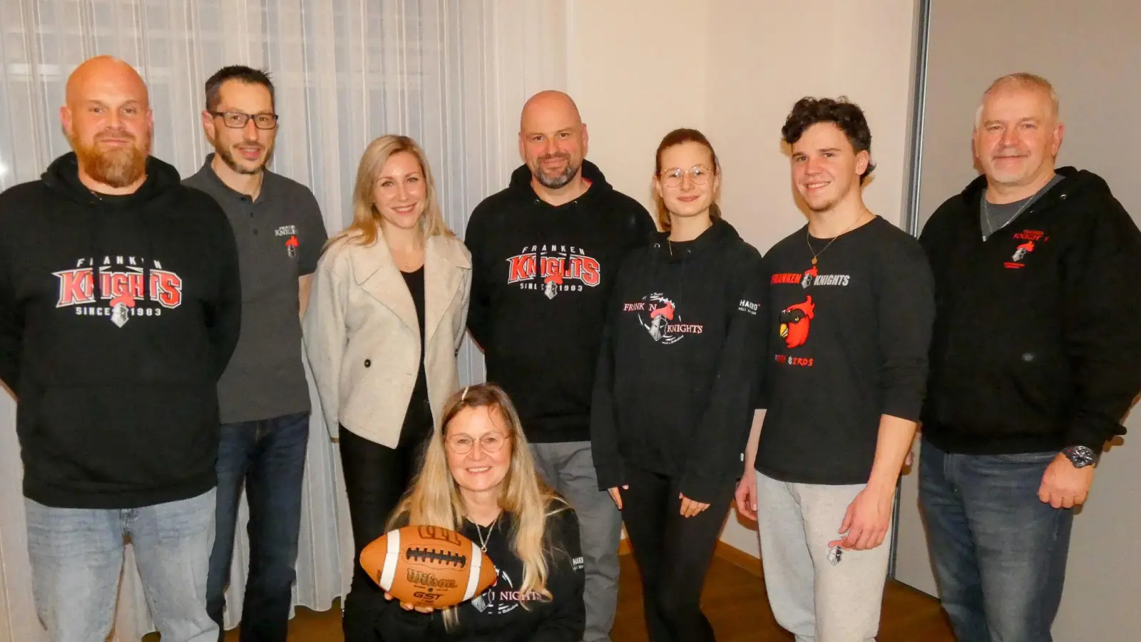 Vorstand und Aufsichtsrat der Franken Knights wurden personell neu aufgestellt: Das Foto zeigt (von links) Max Staudacher, Markus Kamleiter, Nicole Paziner, Ines Holzhauser (knieend), Felix Schopf, Lena Markert, Benjamin Dehner und Erwin Rieger. (Foto: Karl-Heinz Gisbertz)