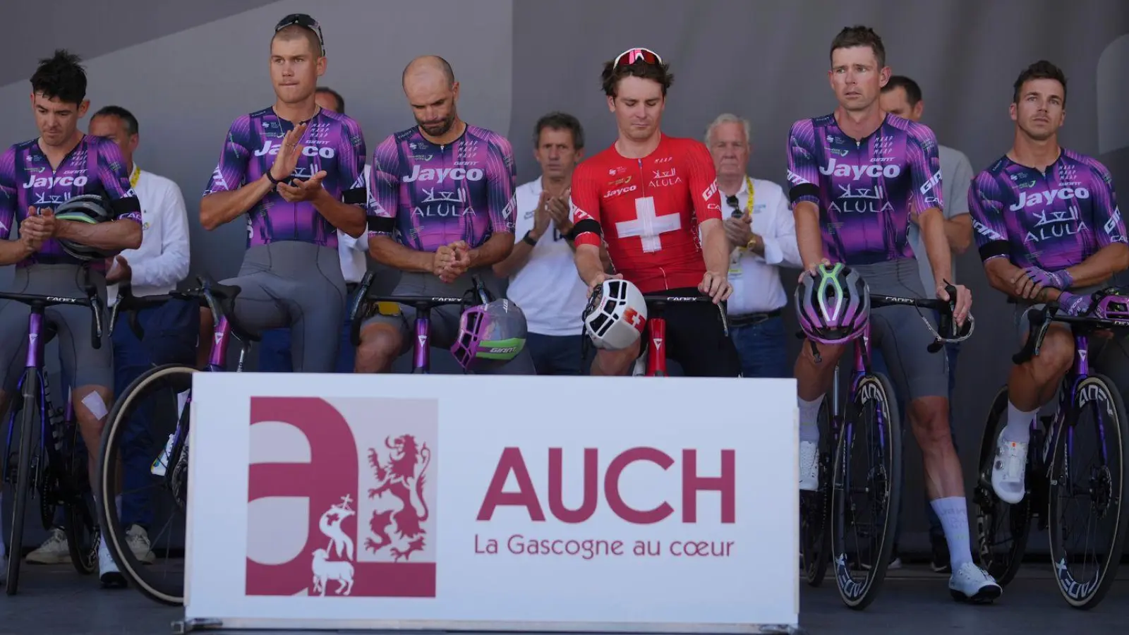 Bei der Tour de France legte das Team des tödlich verunglückten Radsportlers eine Schweigeminute ein. (Foto: Thibault Camus/AP/dpa)