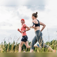 Ein Stirnband beim Joggen saugt nicht nur Schweiß auf, der dem Hörsystem schaden kann, sondern hält das Gerät auch an Ort und Stelle.  (Foto: Uwe Umstätter/Westend61/dpa-tmn)