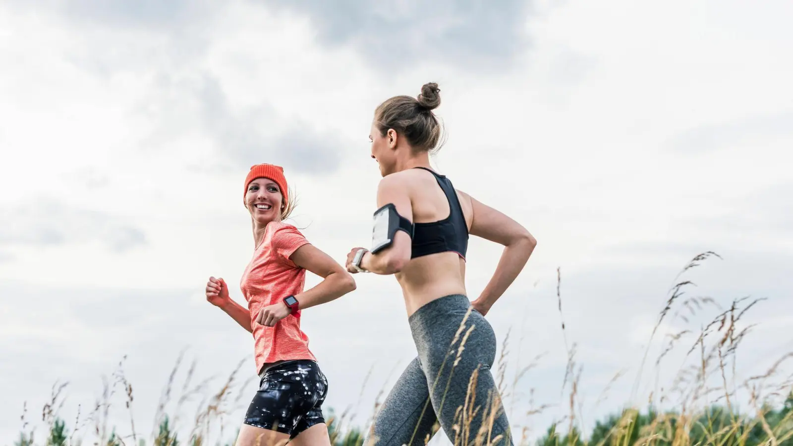 Ein Stirnband beim Joggen saugt nicht nur Schweiß auf, der dem Hörsystem schaden kann, sondern hält das Gerät auch an Ort und Stelle.  (Foto: Uwe Umstätter/Westend61/dpa-tmn)