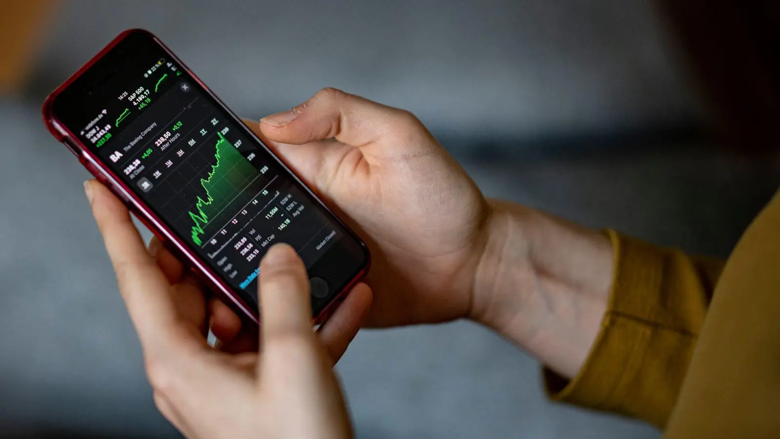 Insgesamt gaben etwa ein Drittel der Befragten an, zu investieren. (Symbolbild) (Foto: Fabian Sommer/dpa)