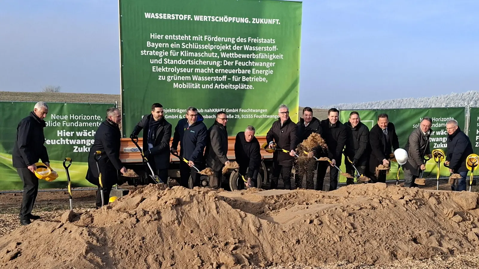 Spatenstich für den Elektrolyseur: Im Industriegebiet in Feuchtwangen soll bis 2027 eine Anlage entstehen, die grünen Wasserstoff produziert. Mit dabei waren unter anderem Staatssekretär Sandro Kirchner (Sechster von rechts) und Feuchtwangens Bürgermeister Patrick Ruh (Siebter von rechts). (Foto: Daniela Ramsauer)
