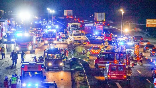 Feuerwehr- und Rettungsfahrzeuge stehen nach dem LKW-Unfall bei Raststatt auf der auf der Autobahn 5. (Foto: -/Einsatz-Report24/dpa)
