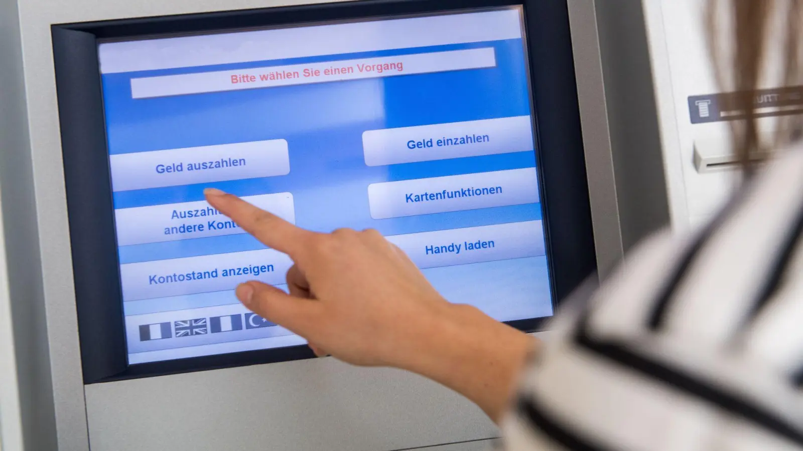 Wie teuer darf das Girokonto sein? Mehr als 700 Angebote von 182 Banken und Sparkassen hat die Stiftung Warentest Finanzen unter die Lupe genommen. (Foto: Benjamin Nolte/dpa-tmn)