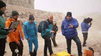 Die Alpen sind besonders vom Klimawandel betroffen: Ministerpräsident Markus Söder informiert sich über aktuelle Forschungsprojekte zu Geo-Risiken.  (Foto: Ehsan Monajati/dpa)