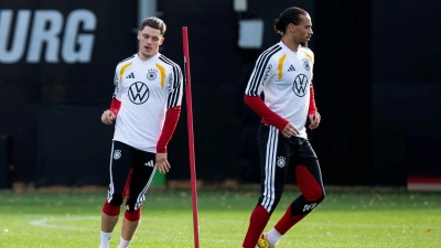 Leroy Sané (r) steht im Fokus. (Foto: David Inderlied/dpa)