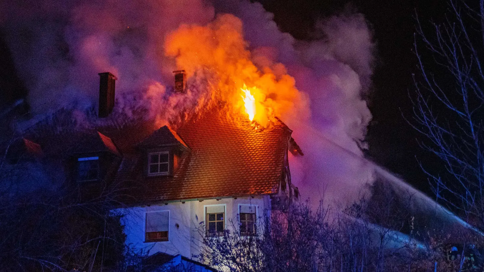 Von einem Balkon waren die Flammen kurz nach 3 Uhr auf den Dachstuhl übergegangen.  (Foto: Johann Schmidt)